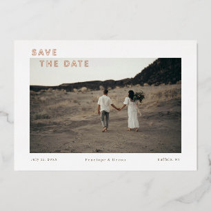 Moderne Fotokarte mit Save the Date im Wald Folieneinladung