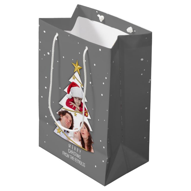 Moderne frohe Weihnachtsbaume Foto Collage Gray Mittlere Geschenktüte (Vorderseite Schrägansicht)