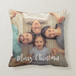 Moderne frohe Weihnachtsschrift | Foto Kissen<br><div class="desc">ÄNDERBARE FARBE 1. Feiern Sie die Saison mit diesem modernen und stilvollen Frohen Weihnachts Script Holiday Foto Throw Kissen. 2. Klicken Sie auf den Button "Anpassen",  um die Farbe der Rückseite zu ändern (z.B. beige-> schwarz). 3. Matching-Elemente sind ebenfalls verfügbar.</div>