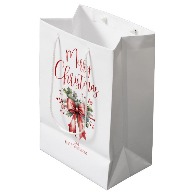 Moderne frohe Weihnachtsschrift Holly Bow Name Mittlere Geschenktüte (Vorderseite Schrägansicht)