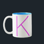 Moderne Fun Bright Minimal Neon Monogramm Zwei-Ton Zweifarbige Tasse<br><div class="desc">Spaß mit Monogramm Tasse mit individuellem Anfangs- und personalisierten Text oder Namen im heißen Orchideenneon lila mit bearbeitbarer Farbe im Inneren. Das moderne und minimalistische coole Design macht ein einzigartiges personalisiertes Geschenk.</div>