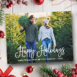 Moderne Fun Calligraphy Couple Foto Happy Holidays Postkarte<br><div class="desc">Modern Fun Calligraphy Script Happy Holidays Couple Foto Postkarte</div>