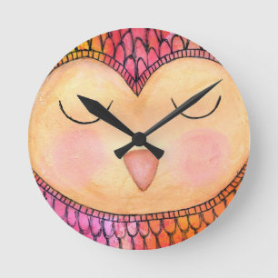 Moderne Funky Sleepy Owl Mixed Media Painting Runde Wanduhr