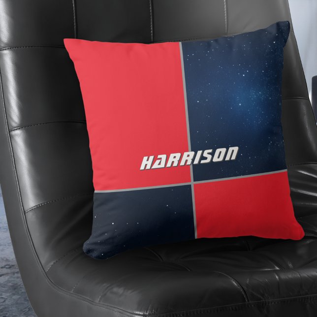 Moderne Galaxy Space Red Navy Personalisiert Kissen (A personalized throw pillow with red and navy space themed design. Ideal for gamers and sci-fi fans)