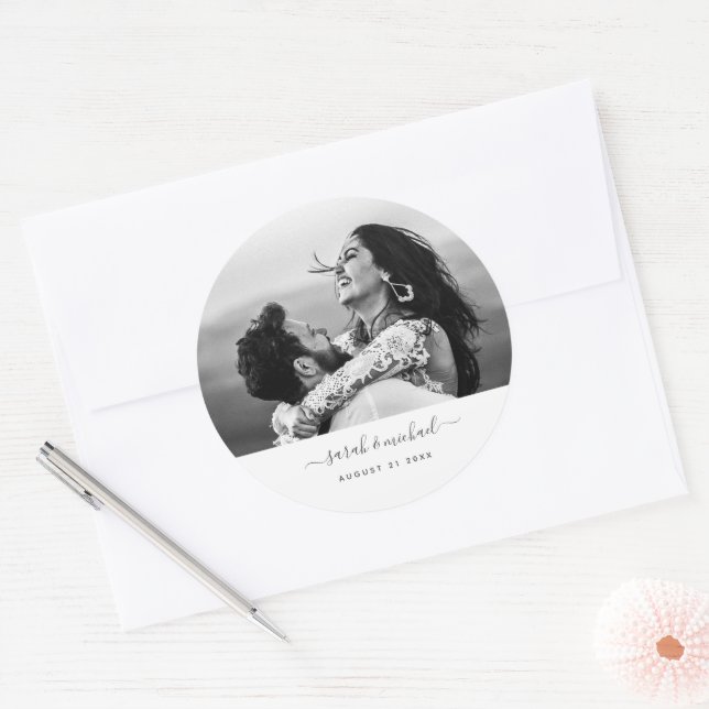 Moderne Gastgeschenk Hochzeit Save the Date Foto Runder Aufkleber (Umschlag)