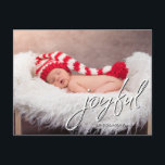 Moderne Geburtsankündigung für Kinder Joyscript Postkarte<br><div class="desc">Auf dieser personalisierten Baby Geburt Ankündigung Weihnachts-Postkarte steht ein eleganter Schriftart mit Brush Script für das Wort "Joyful". Wählen Sie das perfekte Foto und passen Sie die Nachricht an. Geben Sie die Statistiken des Babys (Babygewicht, Länge, Geburtsdatum und -name) an. Vergessen Sie nicht, Ihren Familiennamen und Ihre Anschrift einzutragen. Modern,...</div>