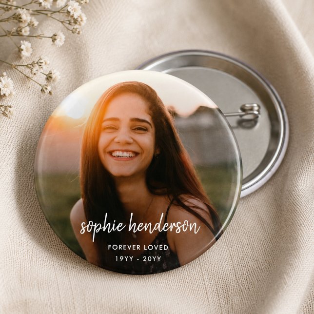 Moderne Gedenkstätte | Forever Loved Beerdigung Tr Button (Personalized memorial photo button pin with name and dates for funeral favors and keepsakes.)
