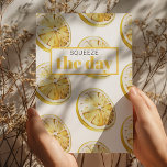 Moderne gelbe Lemons-Muster und Squeeze-Time am Ta Feiertagskarte<br><div class="desc">Moderne gelbe Lemons-Muster und Squeeze-Time am Tag</div>