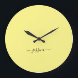Moderne gelbe Schriftname große Uhr<br><div class="desc">Moderne Uhr mit sonniger gelber Hintergrundfarbe und handgeschriebenem schwarzen gürteligen Schriftnamen. Personalisieren mit Ihrem Namen</div>
