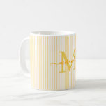 Moderne gelbe Streifen-Monogramm-Name Kaffeetasse<br><div class="desc">Beginnen Sie Ihren Morgen stilvoll mit diesem personalisierten gelben Streifenkaffeebecher, der dafür entworfen wurde, zeitlosen Charme in jeden Schluck zu bringen. Mit einem weichen gelben und weißen gestreiften Hintergrund ist dieser elegante Becher mit Ihrem monogrammierten Anfangsbuchstaben und Ihrem vollständigen Namen in einer eleganten Schriftart angepasst – was einen weiblichen, raffinierten...</div>