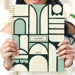 Moderne geometrische Bögen 2025 Individuelle Name Planer<br><div class="desc">Mit diesem modernen und künstlerischen Planer, der ein einzigartiges geometrisches Design mit Arkaden in beruhigenden Grün- und Cremetönen bietet, ist die Organisation in Einklang gebracht. Personalisieren Sie es mit Ihrem Namen für eine einzigartige Touch. Dieser Planer eignet sich hervorragend für den behalt von Terminen, Terminen und all Ihren wichtigen Terminen...</div>