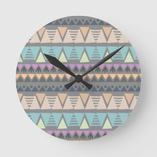 Moderne geometrische Dreiecke und Streifen Runde Wanduhr