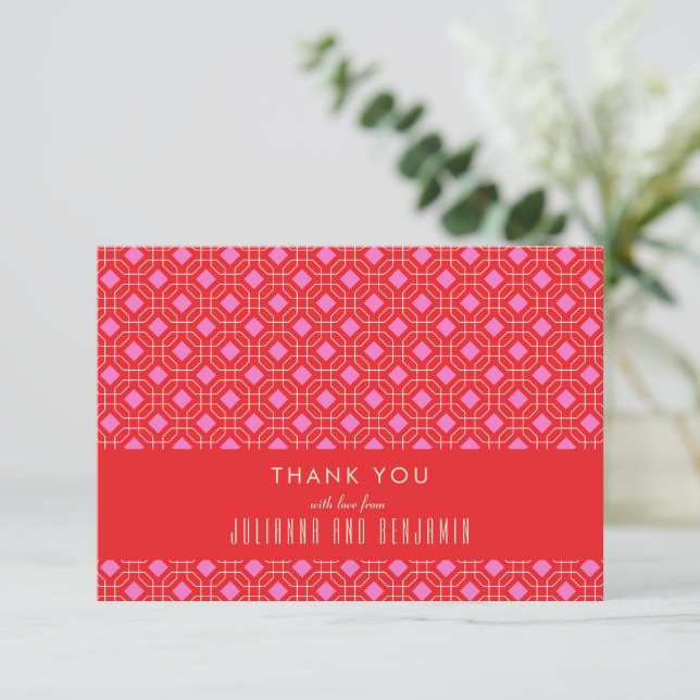Moderne geometrische Hochzeit in Rot und Rosa Dankeskarte (Stehend Vorderseite)
