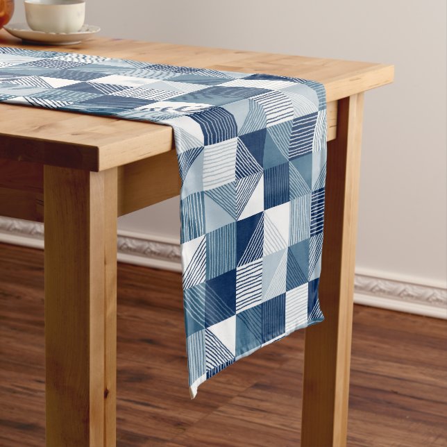Moderne geometrische Karos mit Linien, tonal blau Großer Tischläufer (Beispiel)