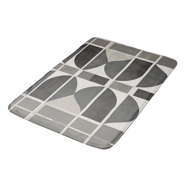 Moderne geometrische Kurven in Grau und Weiß Badematte (Schrägansicht)