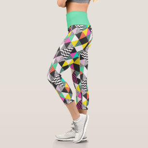 Moderne geometrische Patchwork-Abstraktion Dreieck Capri Leggings