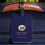 Moderne Gepäckmarke Navy Brushgold Monogram Gepäckanhänger<br><div class="desc">Modernes, luxuriöses vertikales Design im klassischen Stil mit einem marineblau-farbenen Monogramm-Emblem aus gebürstetem Metallic mit großformatigem typografischem Initialmonogramm auf einem marineblau-blauen Hintergrund. Der Text kann einfach mit den angegebenen Feldern angepasst werden.</div>