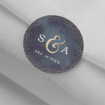Moderne Glattlebeernacht Imitate Gold Glitzer Mono Runder Aufkleber<br><div class="desc">Handschrift kalligraphische Monogramm-Design und Glamour Golddots Konfetti auf dunklem Marinestraßenhimmel Nachtwasserfarbe, Shimmer Imitate Gold Glitzer Effekt, modern, sauber und elegant, perfekt für Vintage Hochzeit oder Winterhochzeit im Abend. Stellen Sie Ihren eigenen mit Monogramm Aufkleber eine persönliche Touch zu Ihrer Hochzeit! Alle passenden Stücke in dieser Glam Nacht Gold Glitzer Kalligraphie...</div>