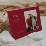 Moderne glückliche Ferien | Foto für geflochtenen  Feiertagskarte<br><div class="desc">Ein moderner Urlaub | Rote gefaltete Single Foto-Urlaubskarte ist perfekt für Ihr minimalistisches Shabby Chic boho rot und weiß Feiertagsgruß. Die minimale whimsical handgeschriebene Kalligraphie ist delikat und rustikal, bleibe elegant und elegant. Sie werden feststellen, dass alles über dieses Produkt bearbeitbar ist, also fühlen Sie sich frei, Bilder oder mehr...</div>