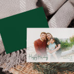 Moderne glückliche Ferien | Grünes Foto Feiertagskarte<br><div class="desc">Ein moderner Urlaub | Green Full Foto Ferienkarte ist perfekt für Ihr minimalistisches Shabby Chic boho grün und weiß Urlaub Gruß. Die minimale whimsical handgeschriebene Kalligraphie ist delikat und rustikal, bleibe elegant und elegant. Sie werden feststellen, dass alles über dieses Produkt bearbeitbar ist, also fühlen Sie sich frei, Bilder oder...</div>