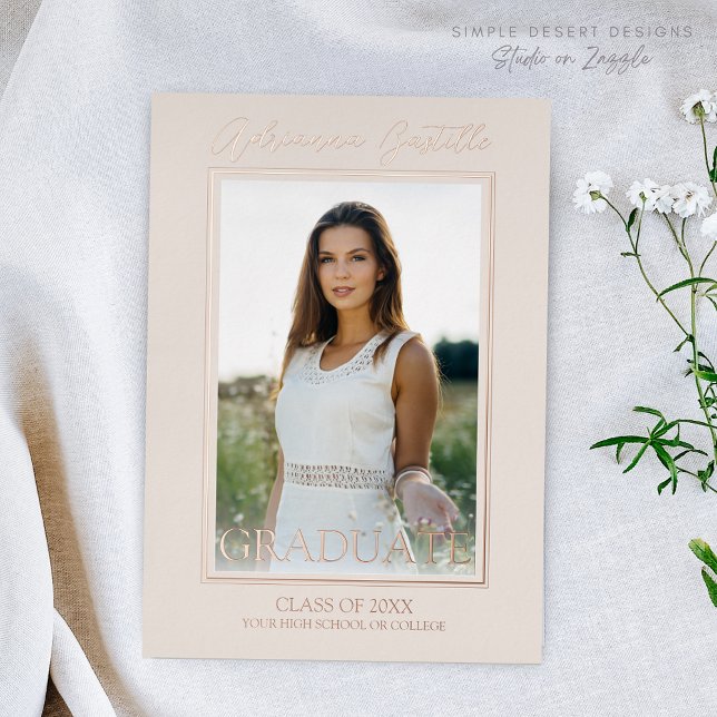 Moderne Gold 3 Foto-Graduierungspartei Folieneinladung (Elegant Rose Gold SIgnature Graduation Announcement with Modern Calligraphy Script and Photo)