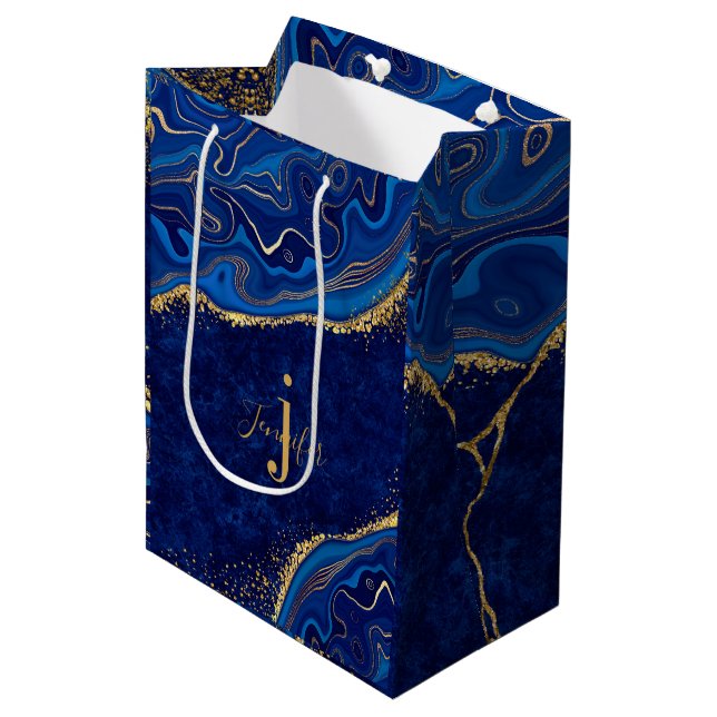 Moderne Gold und Blau Agate Glitzer Custom Mittlere Geschenktüte (Vorderseite Schrägansicht)