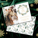 Moderne Gold Winter Grün Religiöse Weihnachten<br><div class="desc">Diese schlichte, minimalistische und moderne, religiöse Weihnachtsfotokarte hat ein neutrales Farbschema aus Grün, Gold und Weiß, sodass Sie sie einfach Ihren Fotos anpassen können. Auf der Vorderseite der Karte befindet sich ein Foto Ihrer Wahl und der Bibelverse Luke 2:11 "Ruhm zu Gott in der höchsten", geschrieben in einem klassischen Serif-Schriftart...</div>
