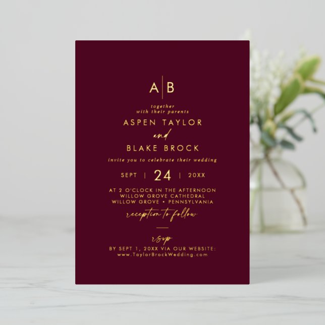 Moderne Goldfoil-Burgundy Monogram-UAWG Wedding Folieneinladung (Stehend vorne)