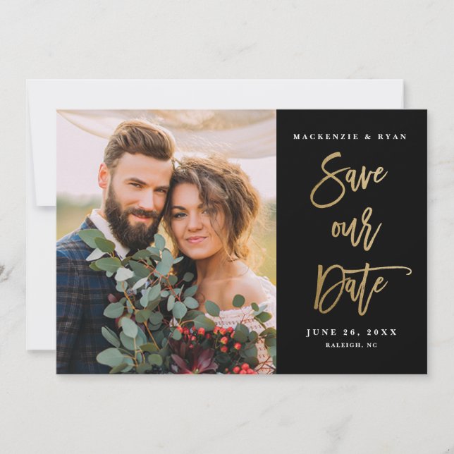 Moderne Goldkalligrafie-Schwarzes Foto Hochzeit Save The Date (Vorderseite)