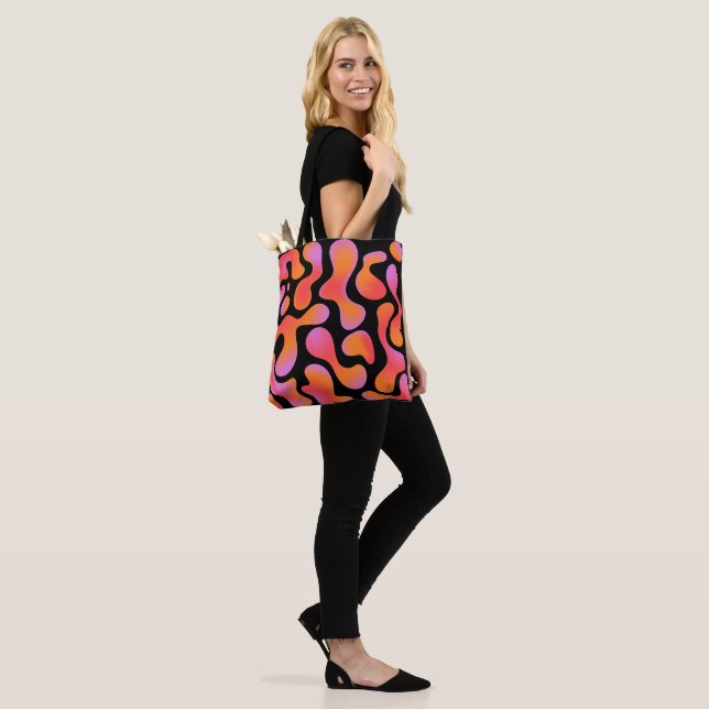 Moderne Gradient-Blobs in Rosa und Orange Tasche (Am Model)