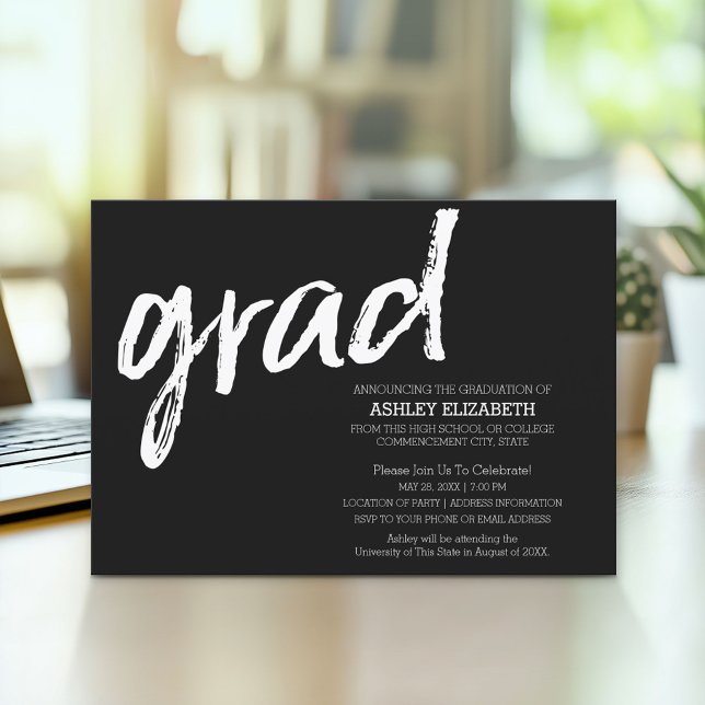 Moderne Graduate Custom Trendy Black Grad Einladung (Modern Graduation Announcement and Party Invitation)