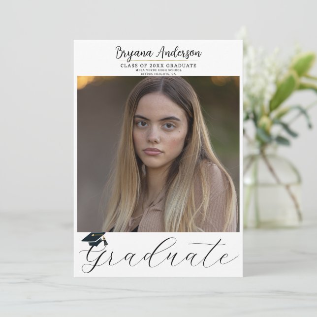Moderne Graduate Trendy Foto Graduation Cap Einladung (Stehend Vorderseite)