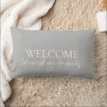 Moderne, grau-farbene Monogramm-Familienname Lumba Lendenkissen<br><div class="desc">Moderner, grau-grau Familienname Lumbar Pillow. Sie können den Text einfach ändern und Ihren Namen hinzufügen.</div>