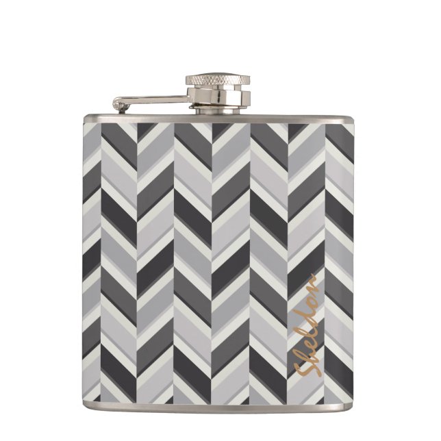 Moderne graue Chevron-Geometrie-Muster-Monogramm Flachmann (Vorderseite)