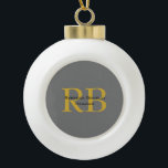 Moderne graue goldfarbene Monogram-Namenseingaben Keramik Kugel-Ornament<br><div class="desc">Sie können die Schriftart,  Hintergrundbild und Farbe,  Buchstaben und Buchstaben leicht ändern.</div>
