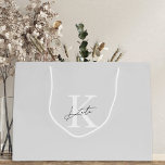 Moderne graue Monogram Bridesmaid Vorschlag Gift B Große Geschenktüte<br><div class="desc">Hochzeitsgeschenk- und Brautparty-Geschenktasche mit klassisch modernem Monogramm mit individuellem Original und Namen.</div>