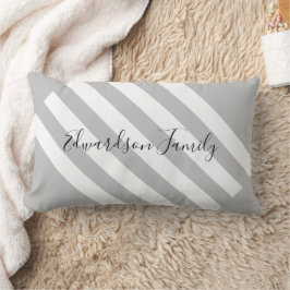 Moderne graue Streifen, Familienname Monogramm Lendenkissen