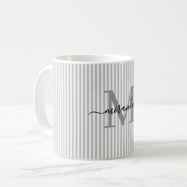 Moderne graue Streifen-Monogramm-Name Kaffeetasse (Vorderseite Links)