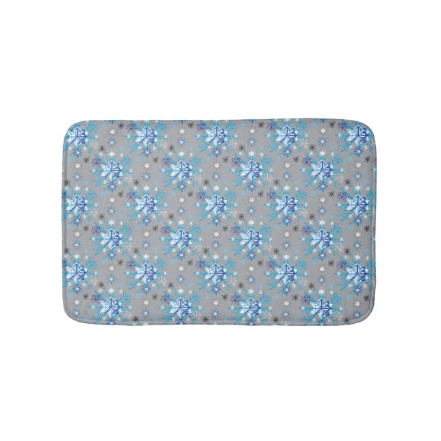 Moderne graue und blaue Holiday Snowflakes Muster Badematte (Vorderseite)