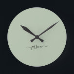 Moderne, grün geschriebene Bezeichnung große Uhr<br><div class="desc">Moderne Uhr mit einem schlauen grünen Hintergrund und einem handgeschriebenen schwarzen,  gürtlichen Schriftnamen. Personalisieren mit Ihrem Namen</div>