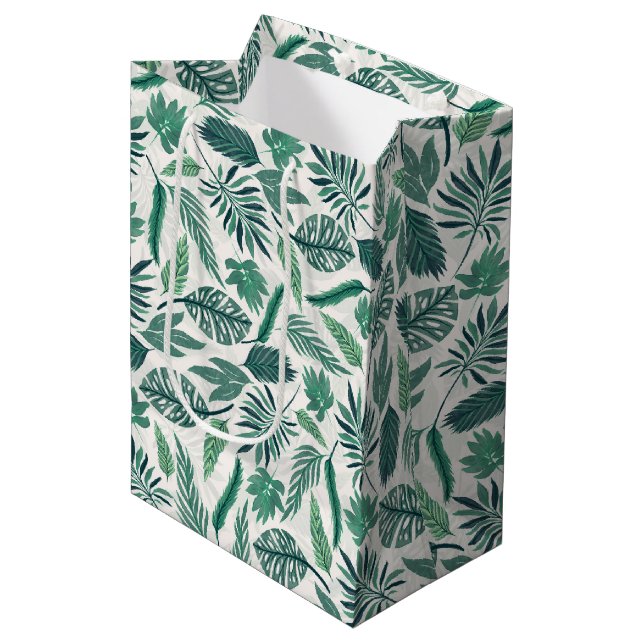 Moderne grüne Aquamarine tropische Blätter Design Mittlere Geschenktüte (Vorderseite Schrägansicht)
