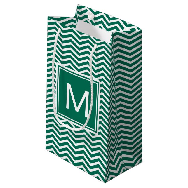 Moderne grüne Chevronen mit Monogramm Kleine Geschenktüte (Vorderseite Schrägansicht)