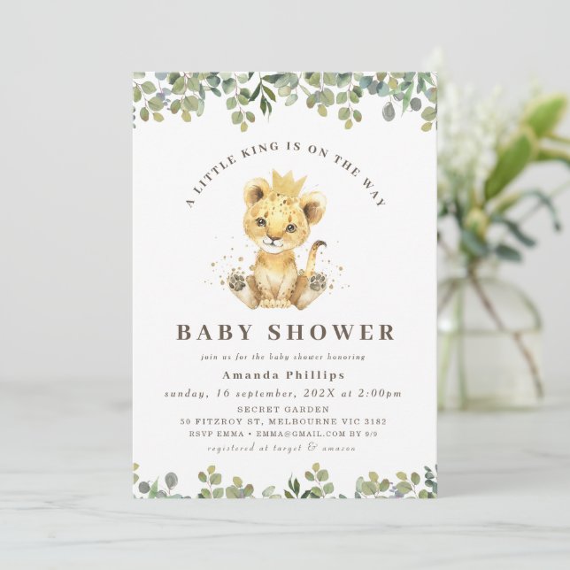 Moderne grüne Eucalyptus Foliage Löwe Baby Dusche Einladung (Stehend Vorderseite)