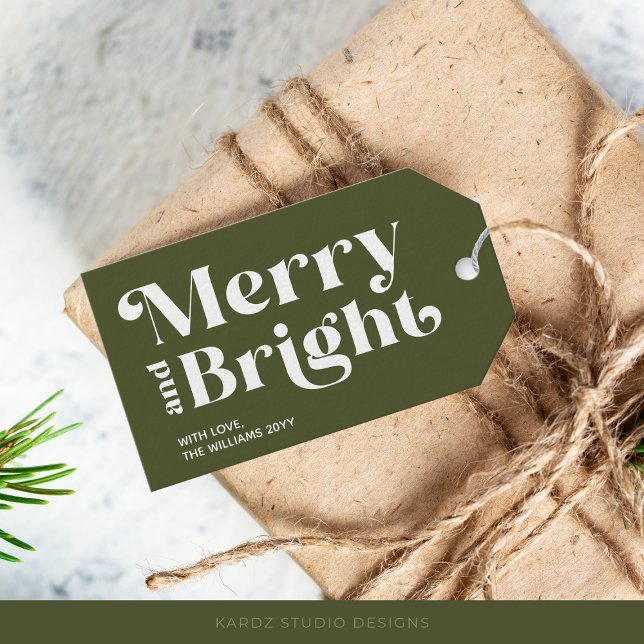 Moderne, grüne, fröhliche und helle Geschenketiket Geschenkanhänger (Sage Green Merry and Bright Christmas Gift Tags with retro bold typography. Personalized family name)