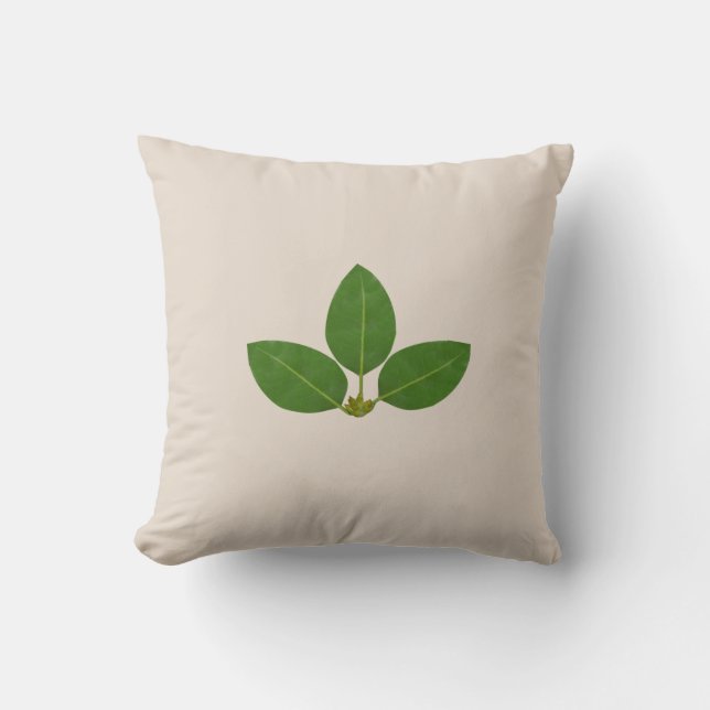 Moderne grüne Laurel Blätter auf hellbeige Kissen (Vorderseite)