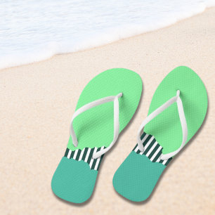 Moderne grüne Schicht mit zerrissenen Streifen Flip Flops