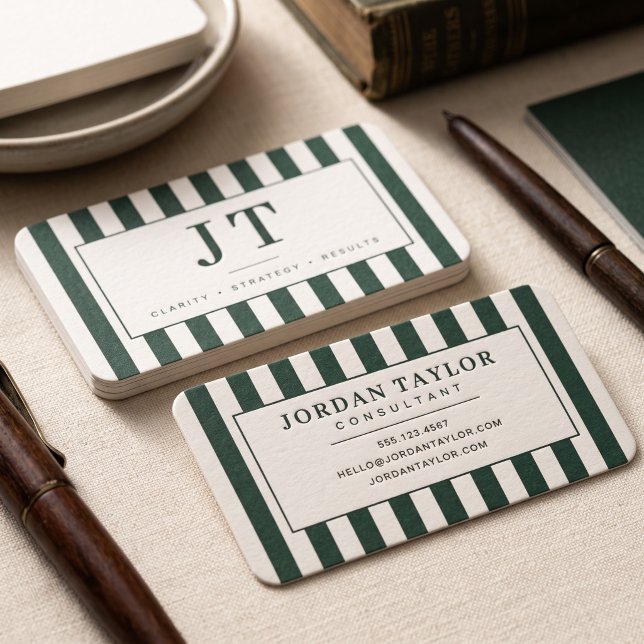 Moderne grüne Streifenmonogramm Visitenkarte (Simulated business cards on table)