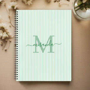 Moderne grüne und weiße Streifen mit Monogramm-Nam Notizbuch