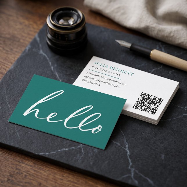 Moderne "Hallo"-Schrift Visitenkarte (Simulated business cards on table)