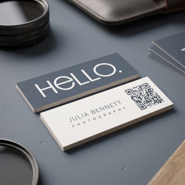 Moderne "Hallo"-Typografie-Design Mini Visitenkarte (Simulated business cards on table)